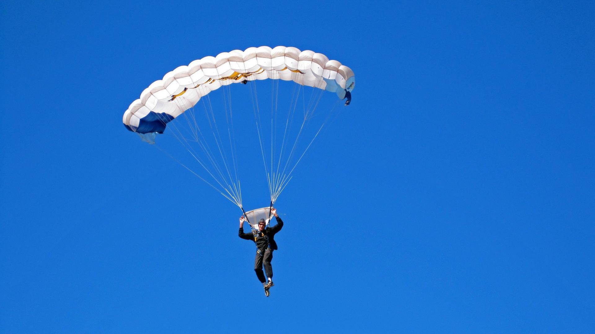 当北欧神话遇上速度之神，梅西如何用足球哲学接管F1街道赛的疯狂战场